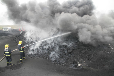 千噸煤炭自燃引關注，消防及時滅火保安全，資本投資或轉向綠色能源