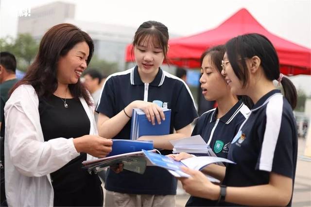 中職招生咨詢會現場火爆 升學就業雙軌并行，職業教育前景廣闊