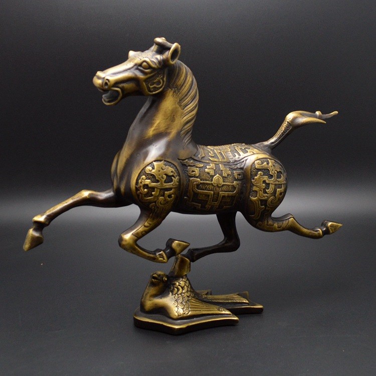 靈動(dòng)典雅，凝聚古今的瞬間 銅黃銅“馬踏飛燕”藝術(shù)擺件的家居美學(xué)
